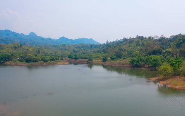 Göl kenarındaki göller, kamp çadırları orman ağaçları, doğa manzarası olan yerler. Pang Ung, Mae Hon Son, Kuzey, Tayland. Ulusal park.