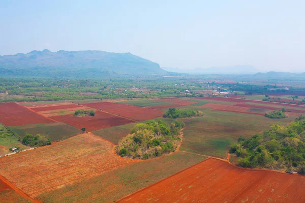 Kırmızı Toprağın Havadan Görünüşü Tarım Kavramında Yeşil Dağ Tepeli Ekin — Stok fotoğraf
