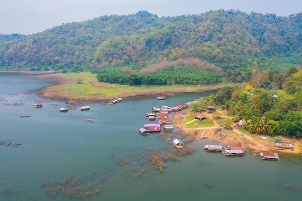 モン村の住宅地域浮動住宅の空中トップビュー 湖や川と自然木 Kanchanaburi アジアの都市部の町でタイ — ストック写真