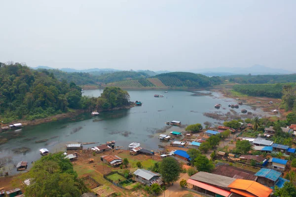 モン村の住宅地域浮動住宅の空中トップビュー 湖や川と自然木 Kanchanaburi アジアの都市部の町でタイ — ストック写真