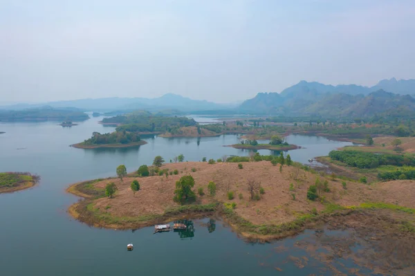 モン村の住宅地域浮動住宅の空中トップビュー 湖や川と自然木 Kanchanaburi アジアの都市部の町でタイ — ストック写真