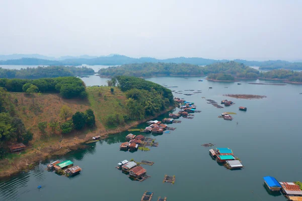 Mon köyündeki yerleşim yerlerinin havadan görünüşü, göl veya nehir ile doğa ağaçları, Kanchanaburi, Tayland, Asya 'daki kentsel şehir kasabası, binalar.