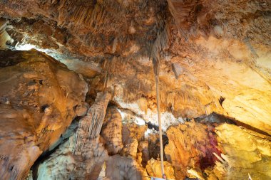 Doğal sarkıt ve dikit kaya uçurumu mağaradaki mağara tavanından sarkıyor. Çevre keşfi. Peyzaj arka planı. Erozyon