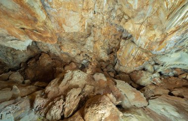 Doğal sarkıt ve dikit kaya uçurumu mağaradaki mağara tavanından sarkıyor. Çevre keşfi. Peyzaj arka planı. Erozyon