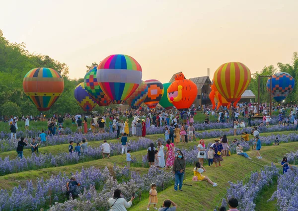 Varmluftsballong Festival Färgglada Ballonger Och Människor Berömd Turistattraktion Kanchanaburi Thailand — Stockfoto