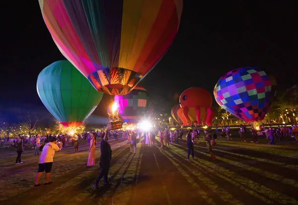 Horkovzdušné Létání Balón Festival Barevné Balóny Lidé Slavné Turistické Atrakce — Stock fotografie