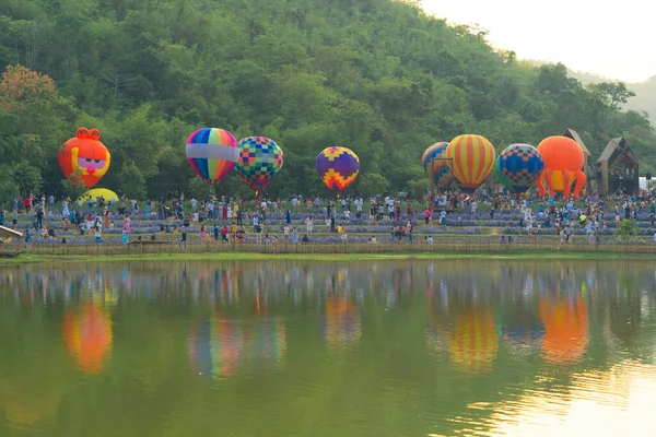 Horkovzdušné Létání Balón Festival Barevné Balóny Lidé Slavné Turistické Atrakce — Stock fotografie