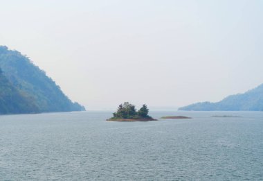 Tayland 'ın Kanchanaburi bölgesindeki yaz mevsiminde ulusal park ve dağ veya tepenin göl veya denizdeki küçük adanın havadan görünüşü. Doğal manzara arka planı.