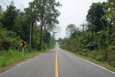 Tayland 'ın kırsal kesiminde yeşil orman ağaçları olan dağ tepesinde yol ya da sokak. Ulaşım.