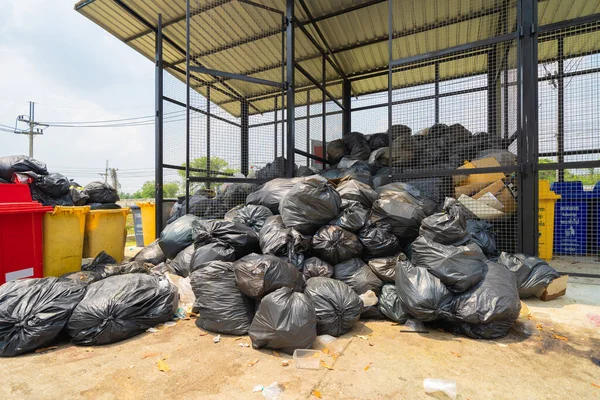 不同类型的大垃圾堆 塑料袋和垃圾堆放在污染环境的工业厂房中 市区倾弃场的废物处置 — 图库照片