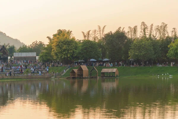 Şehir Merkezindeki Bahçe Parkında Göletteki Veya Göldeki Pavilion Evleri — Stok fotoğraf