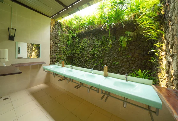 Rangée Lavabo Céramique Marbre Moderne Blanc Dans Les Toilettes Publiques — Photo