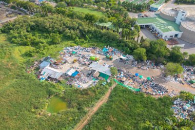 Çevre kirliliğinde endüstriyel fabrikada farklı türde çöp yığını, plastik torba ve çöp yığınlarının hava görüntüsü. Çöp boşaltma alanında atık depolama.