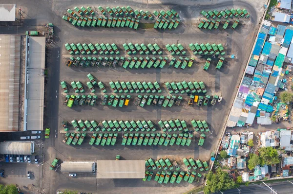 공장에서 오염으로 쓰레기 트랙터 트럭의 공중에 쓰레기 처리장 — 스톡 사진