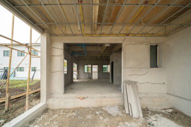 İnşaat odasının altında ya da içinde boş alan olan bir ev. İç mekan. Eski mobilyasız oda kiralama, yaşam alanı birimleri. Yaşam tarzı. Yenileme.