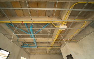 İnşaat odasının altında ya da içinde boş alan olan bir ev. İç mekan. Eski mobilyasız oda kiralama, yaşam alanı birimleri. Yaşam tarzı. Yenileme.