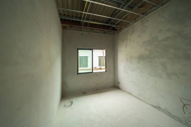 İnşaat odasının altında ya da içinde boş alan olan bir ev. İç mekan. Eski mobilyasız oda kiralama, yaşam alanı birimleri. Yaşam tarzı. Yenileme.