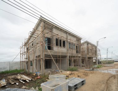 Köyde inşaat evi ya da iskelesi olan bir ev. İç mekan. Eski mobilyasız oda kiralama, yaşam alanı birimleri. Yaşam tarzı. Yenileme.