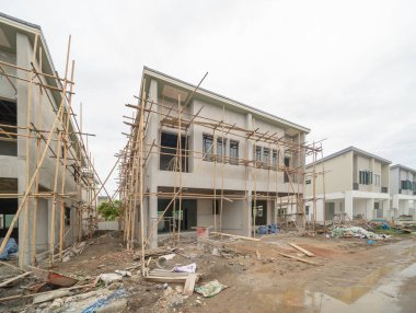 Köyde inşaat evi ya da iskelesi olan bir ev. İç mekan. Eski mobilyasız oda kiralama, yaşam alanı birimleri. Yaşam tarzı. Yenileme.