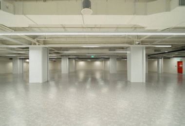 Alışveriş merkezindeki boş oda boşalmış. İç dizayn. Yeni modern oda kiralama mülkleri, yaşam alanı birimleri. Yaşam biçimi.