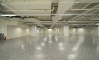 Alışveriş merkezindeki boş oda boşalmış. İç dizayn. Yeni modern oda kiralama mülkleri, yaşam alanı birimleri. Yaşam biçimi.