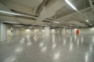 Alışveriş merkezindeki boş oda boşalmış. İç dizayn. Yeni modern oda kiralama mülkleri, yaşam alanı birimleri. Yaşam biçimi.