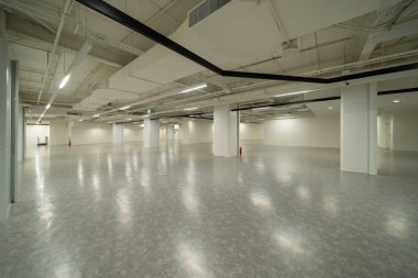 Alışveriş merkezindeki boş oda boşalmış. İç dizayn. Yeni modern oda kiralama mülkleri, yaşam alanı birimleri. Yaşam biçimi.