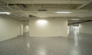 Alışveriş merkezindeki boş oda boşalmış. İç dizayn. Yeni modern oda kiralama mülkleri, yaşam alanı birimleri. Yaşam biçimi.