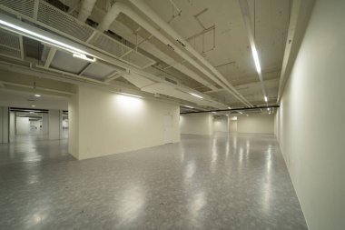 Alışveriş merkezindeki boş oda boşalmış. İç dizayn. Yeni modern oda kiralama mülkleri, yaşam alanı birimleri. Yaşam biçimi.