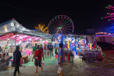 Tayland 'ın Bangkok şehrindeki geleneksel Tayland gece tapınağı fuarında. Yerel market sokak yemekleri festivali.