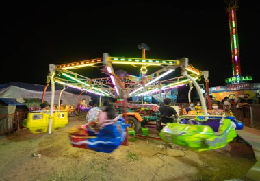 Tayland 'ın Bangkok şehrindeki geleneksel Tayland gece tapınağı fuarında. Yerel market sokak yemekleri festivali.