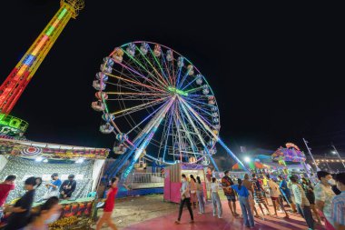 Tayland 'ın Bangkok şehrindeki geleneksel Tayland gece tapınağı fuarında. Yerel market sokak yemekleri festivali.