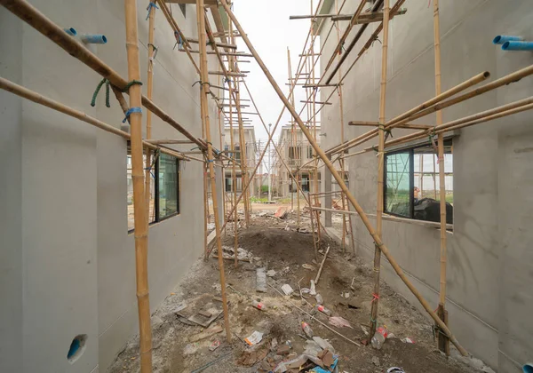 Építkezés Alatt Álló Ház Vagy Ház Állványzattal Faluban Belül Régi — Stock Fotó