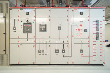 Sanayi fabrikasındaki endüstriyel elektrik santralini kapatın. Şalter Operasyon Kontrol İstasyonu Fabrika Üretim Sistemi. jeneratör