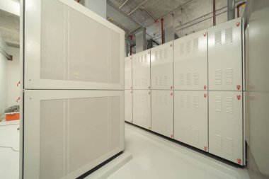 Sanayi fabrikasındaki endüstriyel elektrik santralini kapatın. Şalter Operasyon Kontrol İstasyonu Fabrika Üretim Sistemi. jeneratör