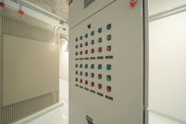 Sanayi fabrikasındaki endüstriyel elektrik santralini kapatın. Şalter Operasyon Kontrol İstasyonu Fabrika Üretim Sistemi. jeneratör