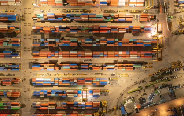 都市の輸出と輸入ビジネスと物流国際商品のコンテナ貨物船の空中ビュー 夜になるとタイのバンコク港でクレーンで港へ — ストック写真
