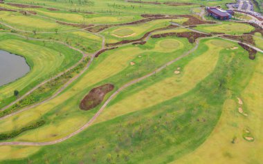 Golf kulübü ve otelin havadan görünüşü. Spor ve eğlence alanında yeşil doğal bahçe parkı.