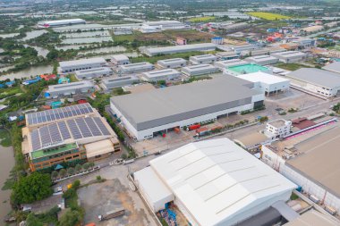 Şehir merkezindeki sanayi fabrikasının havadan görünüşü. Envanter ithalat ve ihracat ticari, otomobil ve otomotiv endüstrisi dağıtım lojistik taşımacılığı göl ve nehir ile.