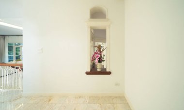 Yapay bitkiler evde ya da apartmanda seramik, modern iç mimari dekorasyon odası.