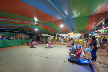 Tayland 'ın Bangkok şehrindeki geleneksel Tayland gece tapınağı fuarında. Yerel market sokak yemekleri festivali.