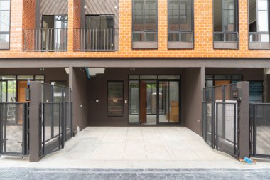 Köydeki bir ev ya da evin ön görüntüsü. Kentsel konut geliştirme. Gayrimenkul. Gayrimenkul.