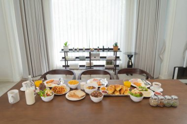 Kek pişirmek ve pişirmek tatlı, ekmek, tost, kahvaltı için hamur ya da evde ya da evde öğle yemeği, ev yapımı fırın. Hafta sonları insan aktiviteleri.