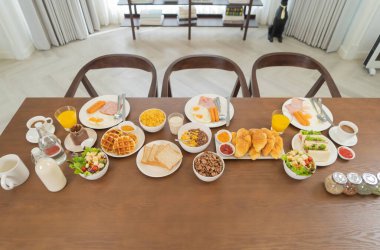 Kek pişirmek ve pişirmek tatlı, ekmek, tost, kahvaltı için hamur ya da evde ya da evde öğle yemeği, ev yapımı fırın. Hafta sonları insan aktiviteleri.