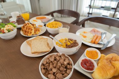 Kek pişirmek ve pişirmek tatlı, ekmek, tost, kahvaltı için hamur ya da evde ya da evde öğle yemeği, ev yapımı fırın. Hafta sonları insan aktiviteleri.