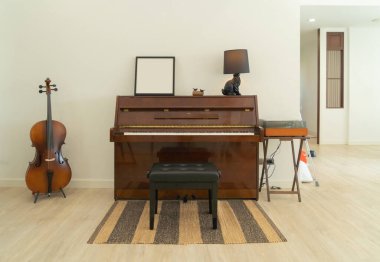 Evde ya da evde müzik performansı için piyano ve çello odası. İç dizayn. Eğlence. Kutlama etkinliği. İnsanların yaşam tarzı. Piyanist hobisi.