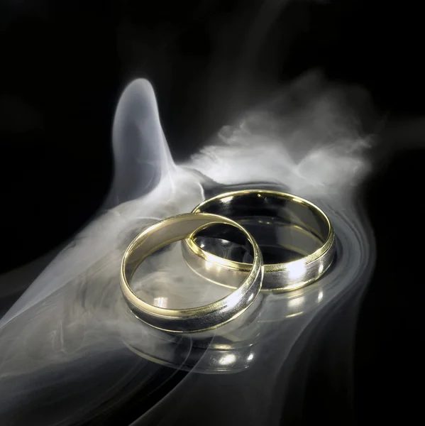 Anéis de casamento dourados e fumaça — Fotografia de Stock