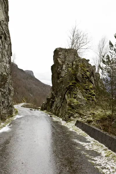 Strada degradata nel paesaggio rurale — Foto Stock