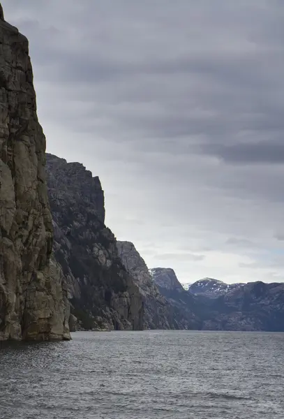 Rocha íngreme na costa em norway — Fotografia de Stock