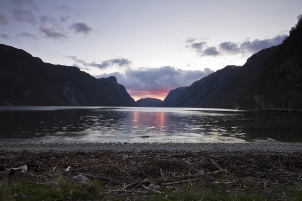 Wieczorem widok na fiord w Norwegii — Zdjęcie stockowe